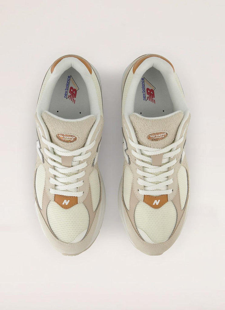 2002R Sneaker - Sandstone - Peppermayo