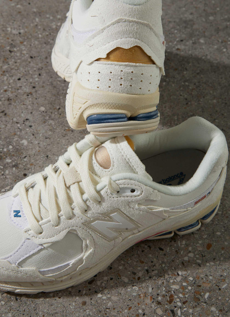 2002R Sneaker - White - Peppermayo